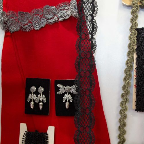 Detalle de cintas para los vestidos tradicionales
